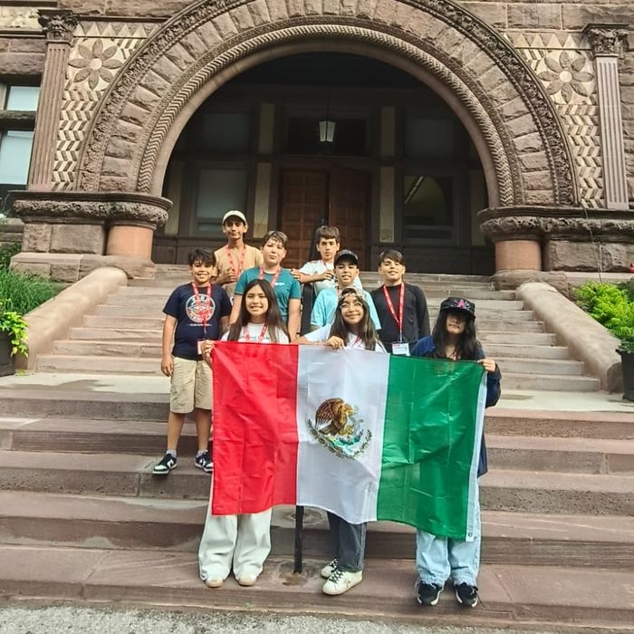 Alumnos con la bandera de México en Toronto