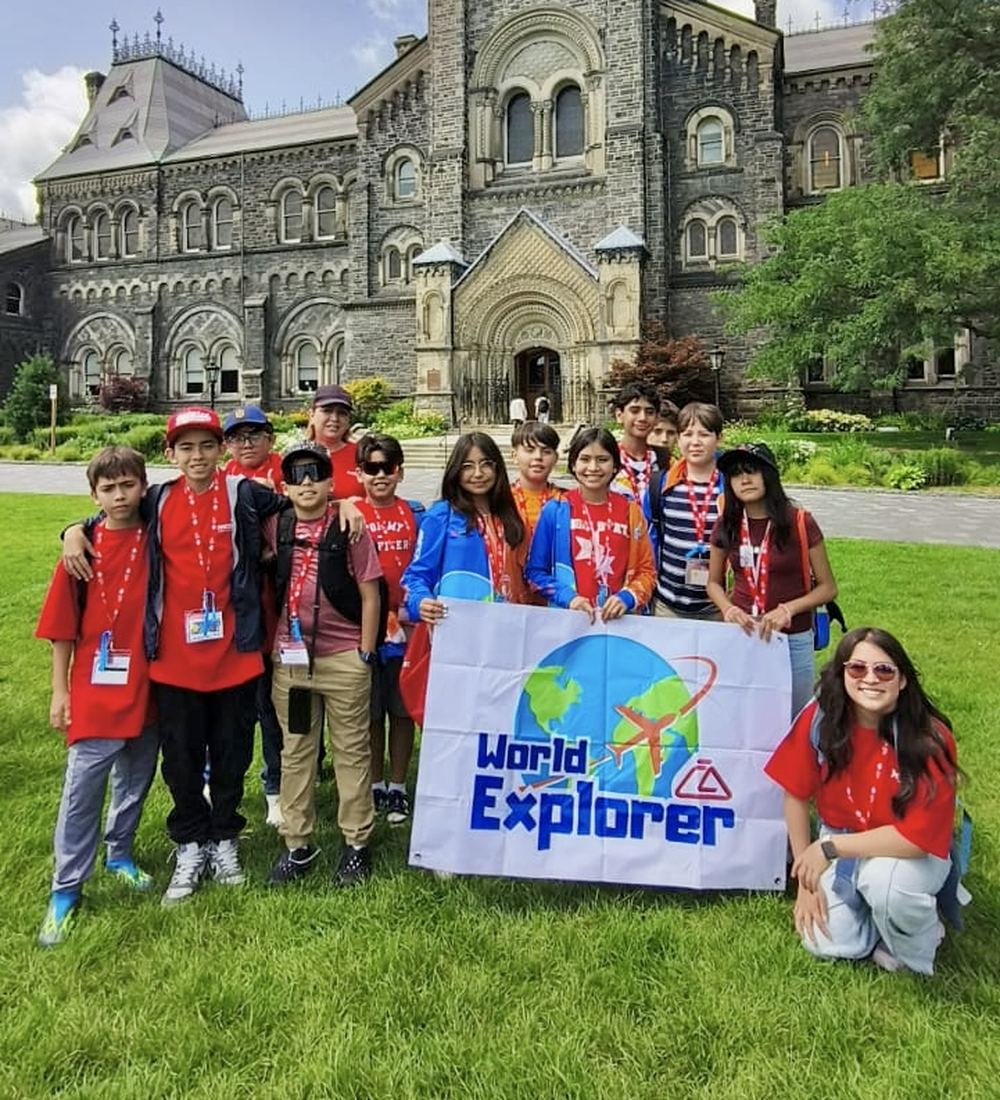 Alumnos de un colegio mexicano frente a University of Toronto